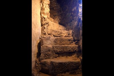 L'escalier en pierre date de 1555